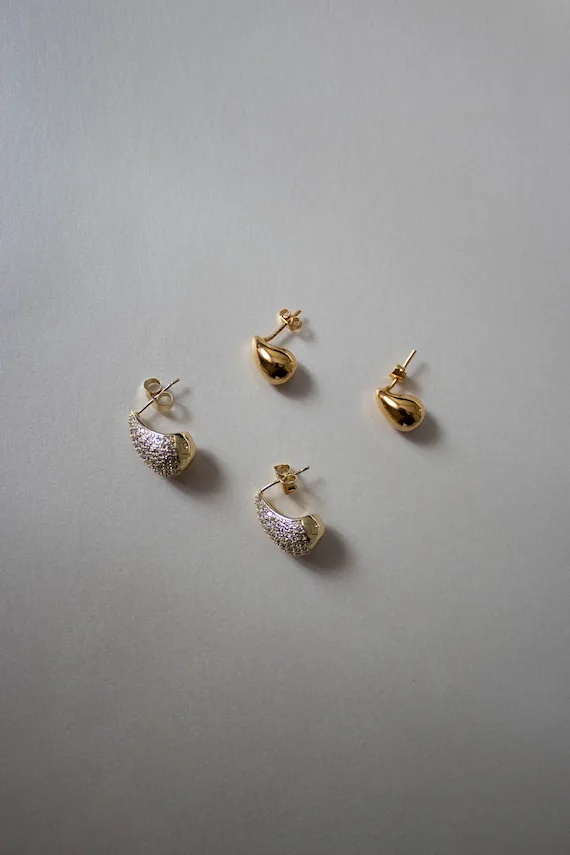 Aretes de gota en oro laminado con circonia | Joyería elegante Cadie