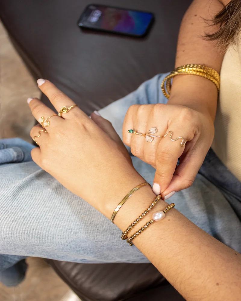 Manos con anillos y pulseras Cadie