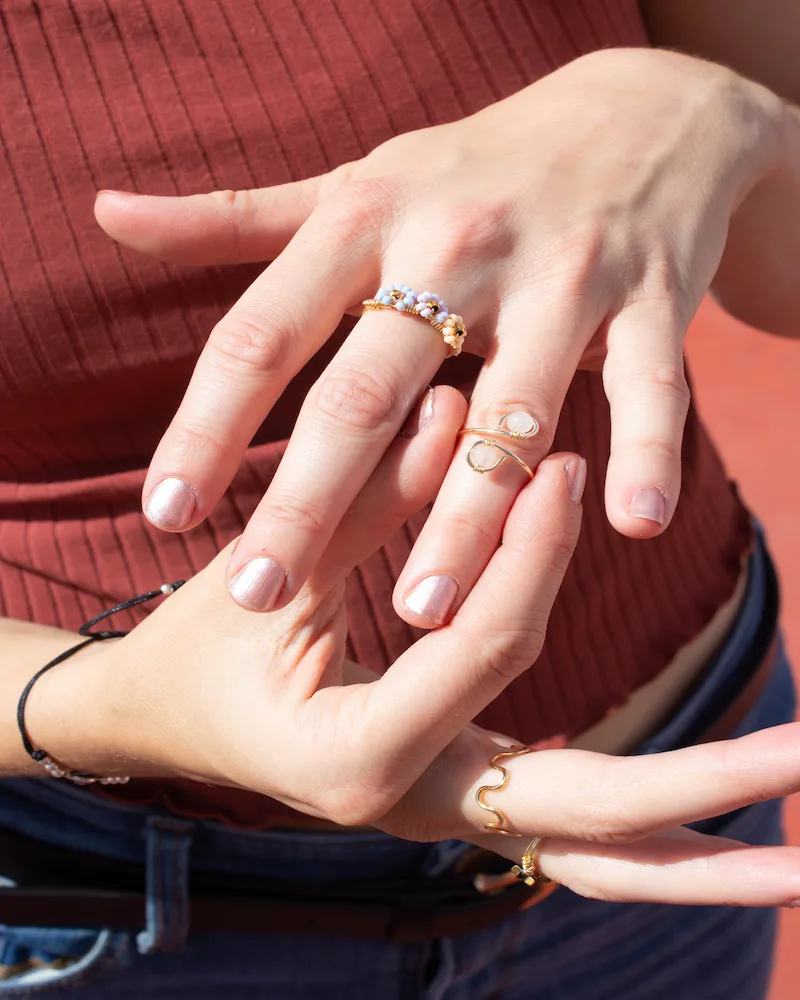 Manos cruzadas con anillo Margarita