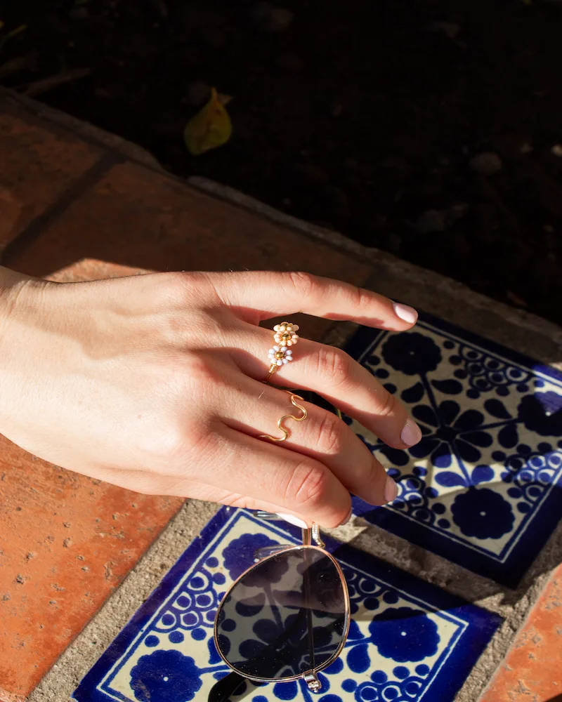 Anillo Margarita sobre azulejos azules