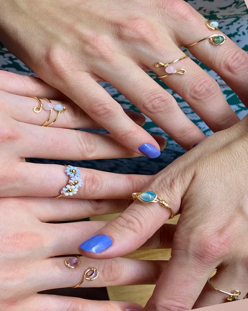 Anillos minimalistas sobre la piel